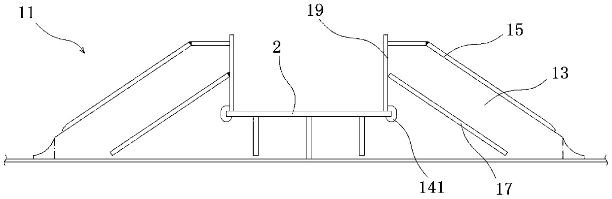 A three-way limiting device for the liquid cargo tank of an independent liquefied gas carrier