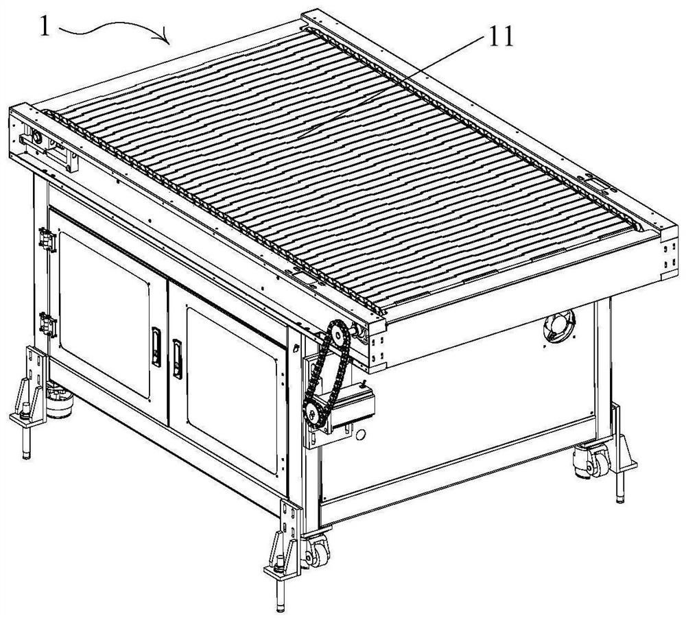 Feeding device with variable-pitch clamping jaws