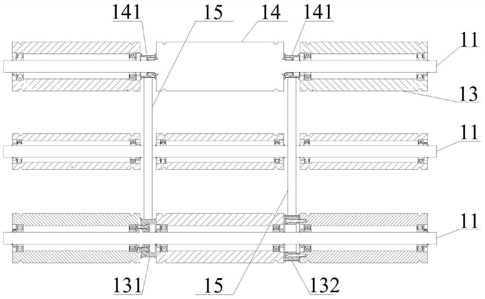 Different-speed goods package conveying mechanism