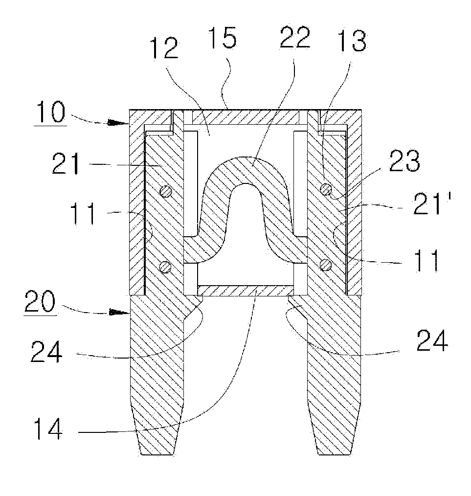 Automobile fuse which changes color when short circuited, and preparation method thereof