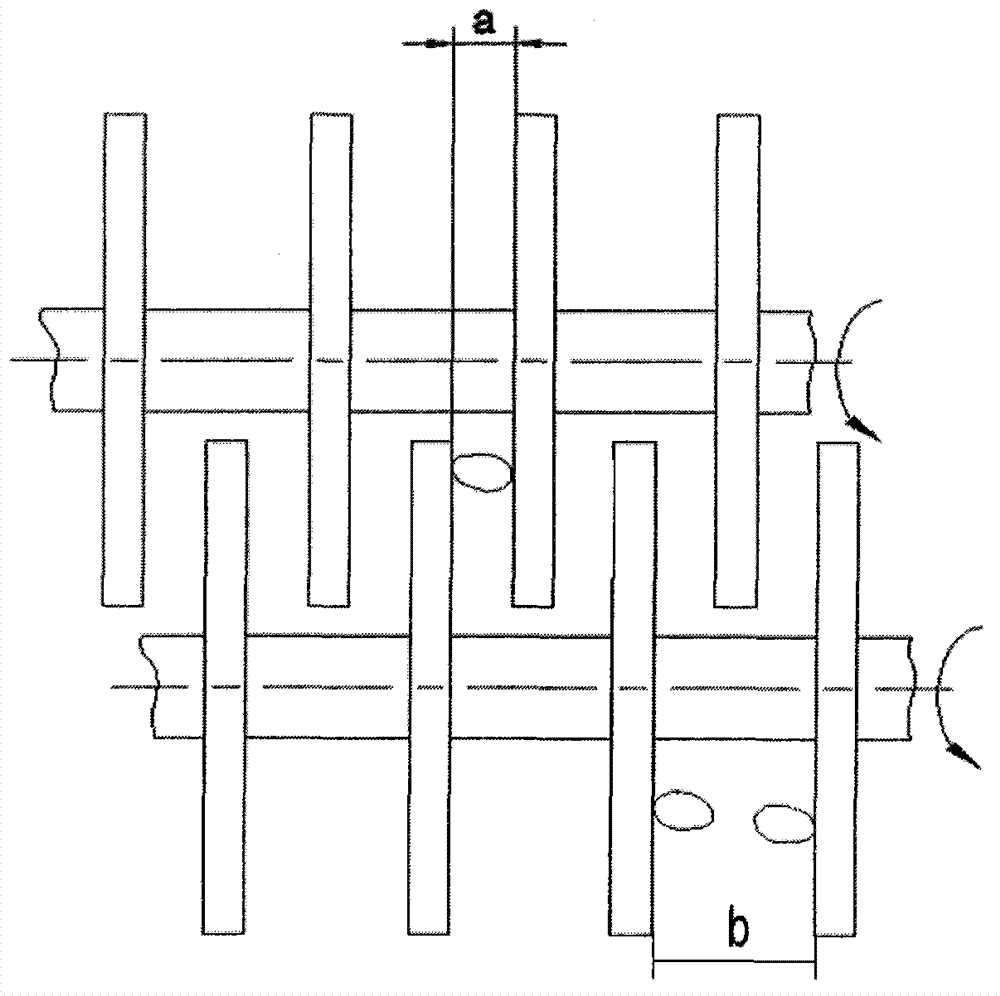 Screen capable of preventing materials from blocking during material processing and self-cleaning method thereof
