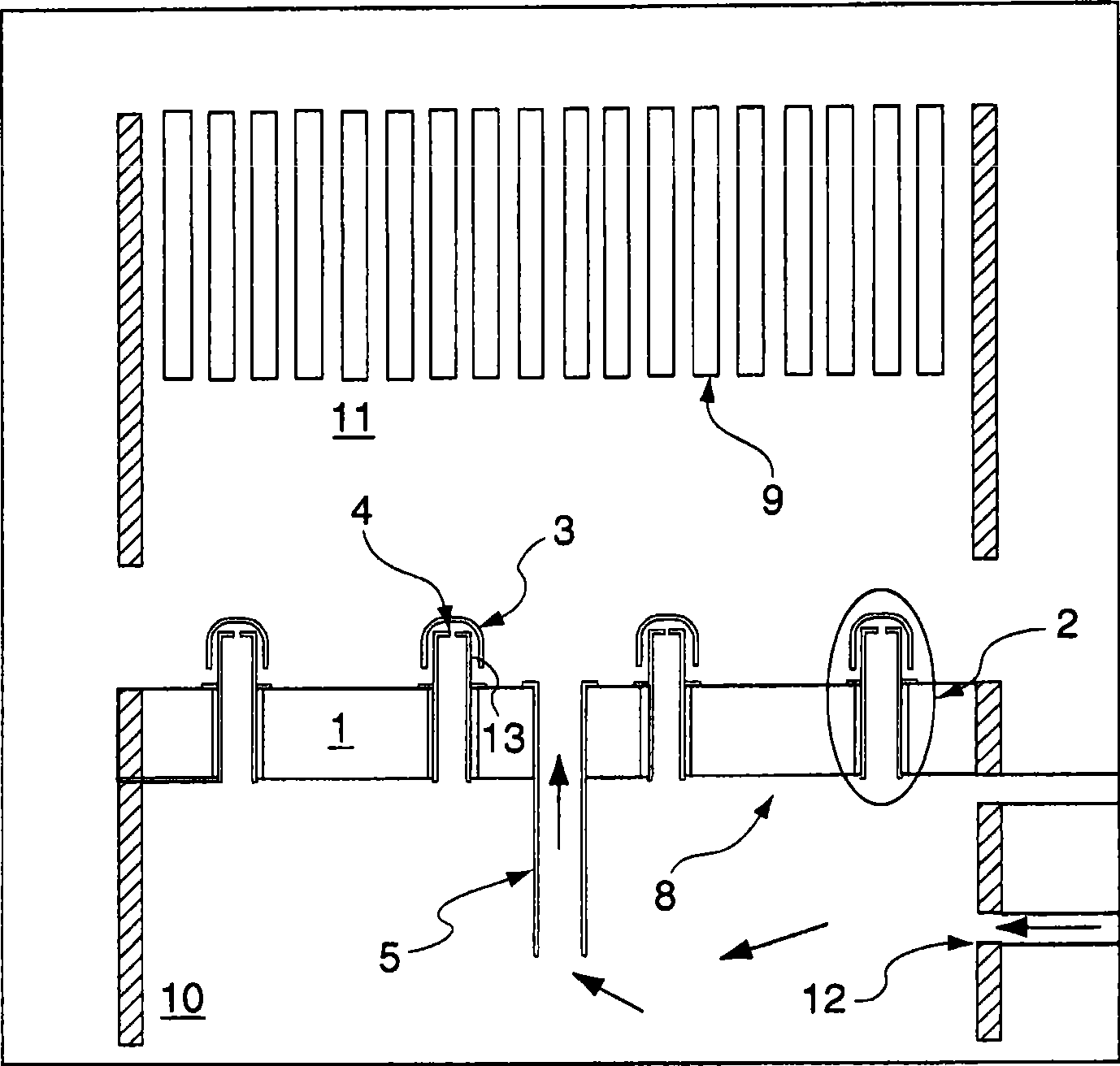 Aerating device for a water filtering system with immersed membranes, including a floor provided with means for injecting a gas and at least one pressure balancing system