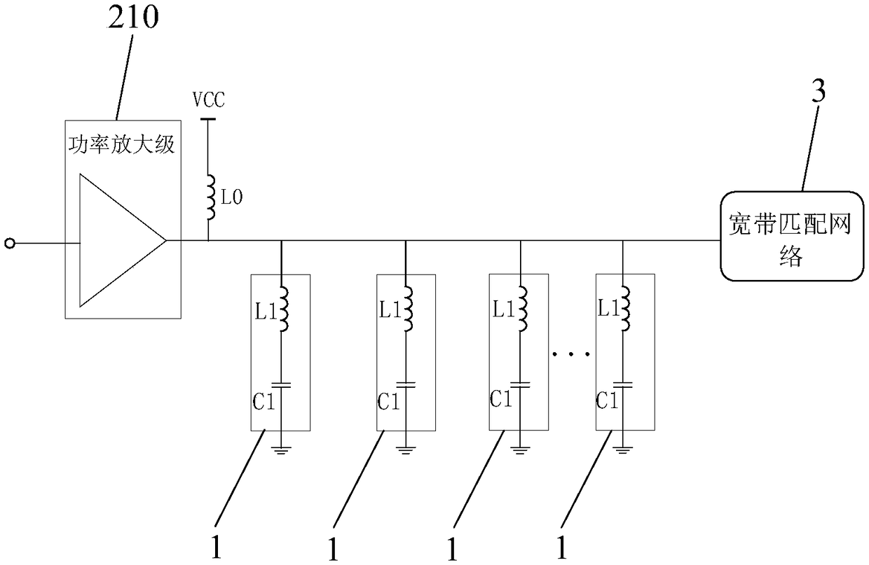 Broadband matching circuit for improving harmonic performance and power amplifier