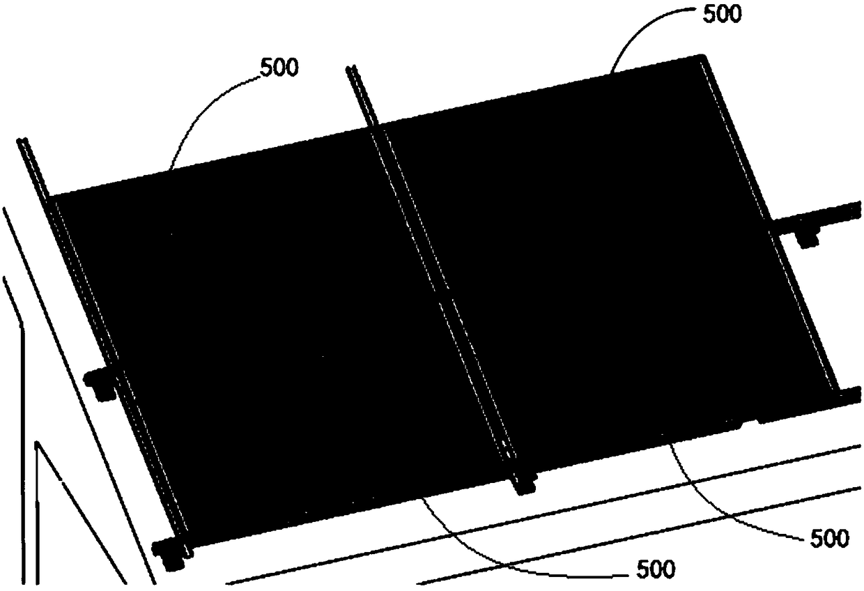A solar photovoltaic module and a mounting method thereof