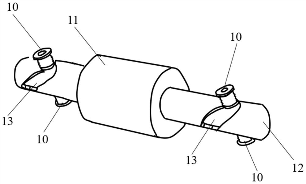 Spinning method and spinning device for transverse motion twisting on three-roller ring throstle