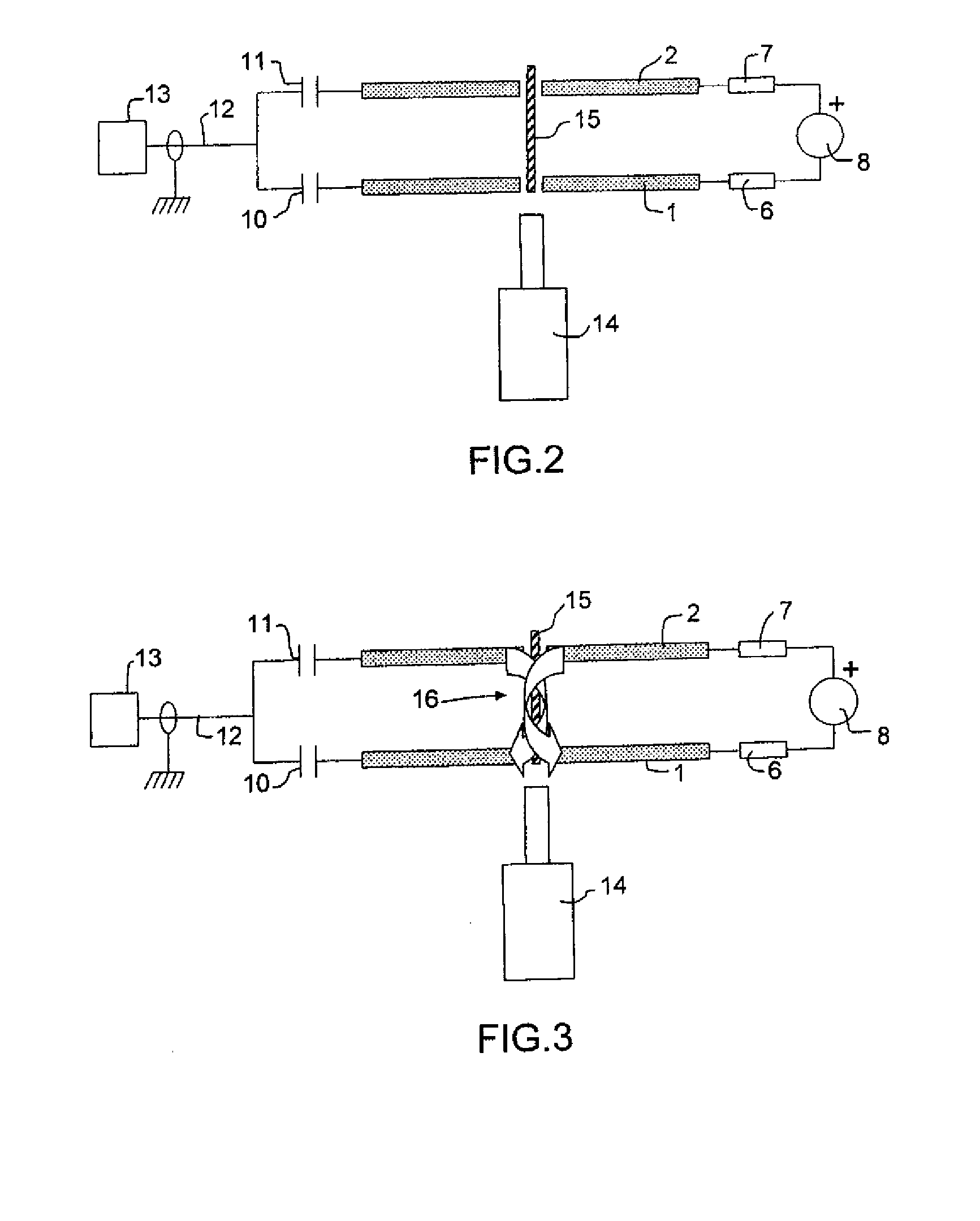 Device for coupling between a plasma antenna and a power signal generator