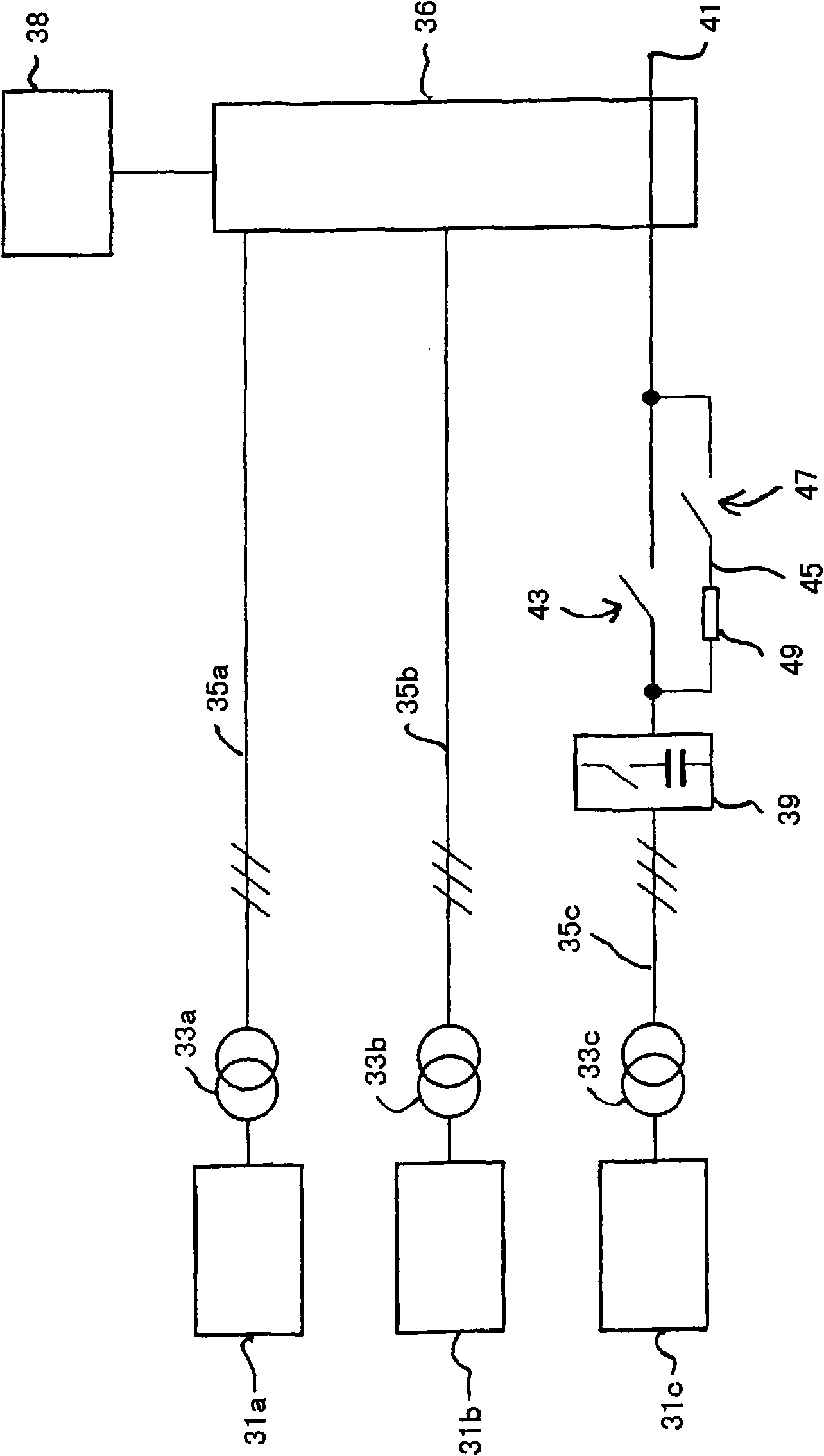 Arrangement for supplying devices of a locomotive with electric energy and method for operating said arrangement