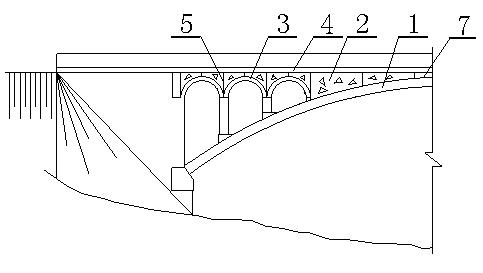 Masonry arch bridge using lightweight concrete as arch filler