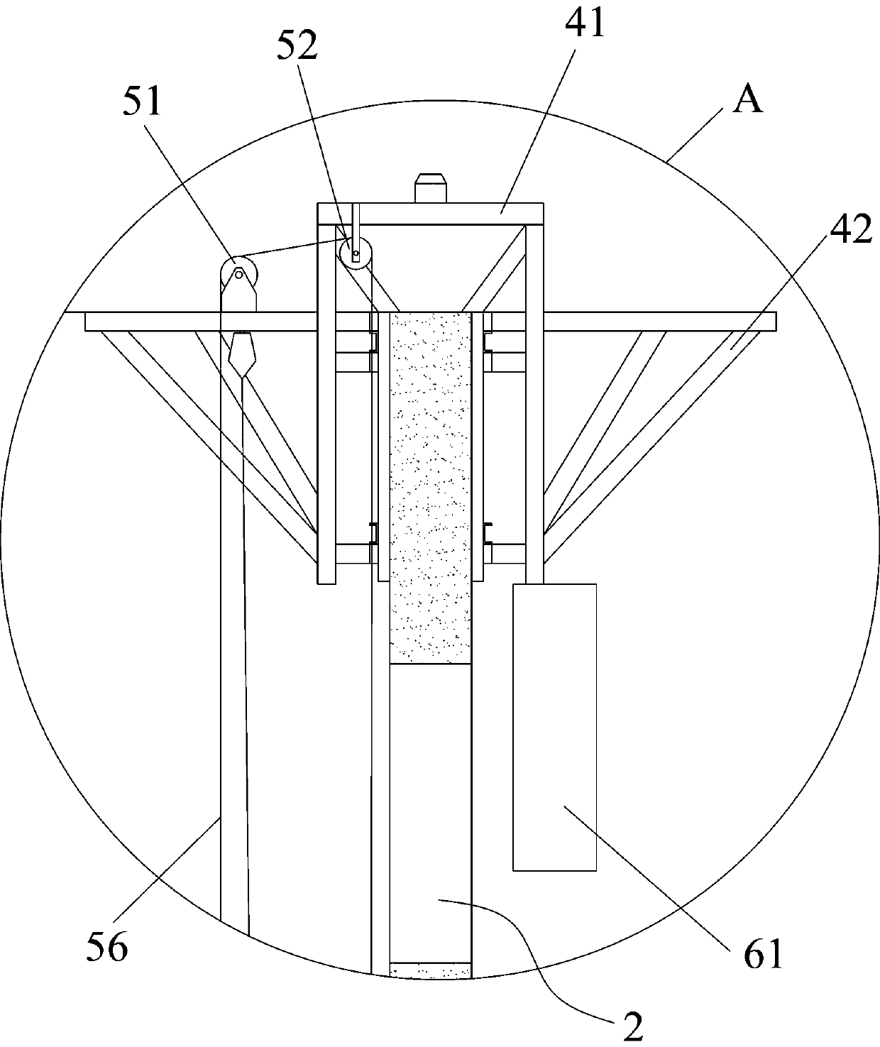 Steel beam lifting device and steel beam lifting method for flexible sliding form platform