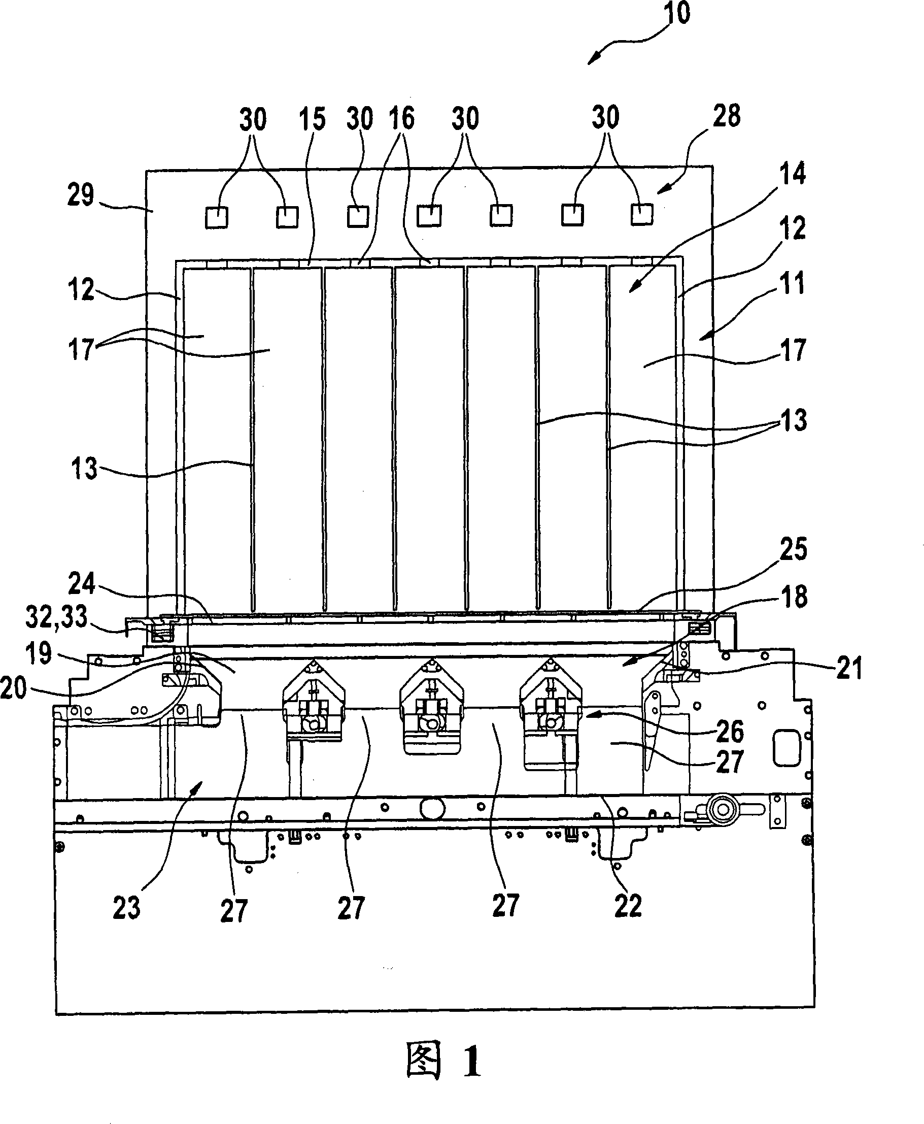 Discharge hopper and method of discharing trays filled with rod-shaped articles