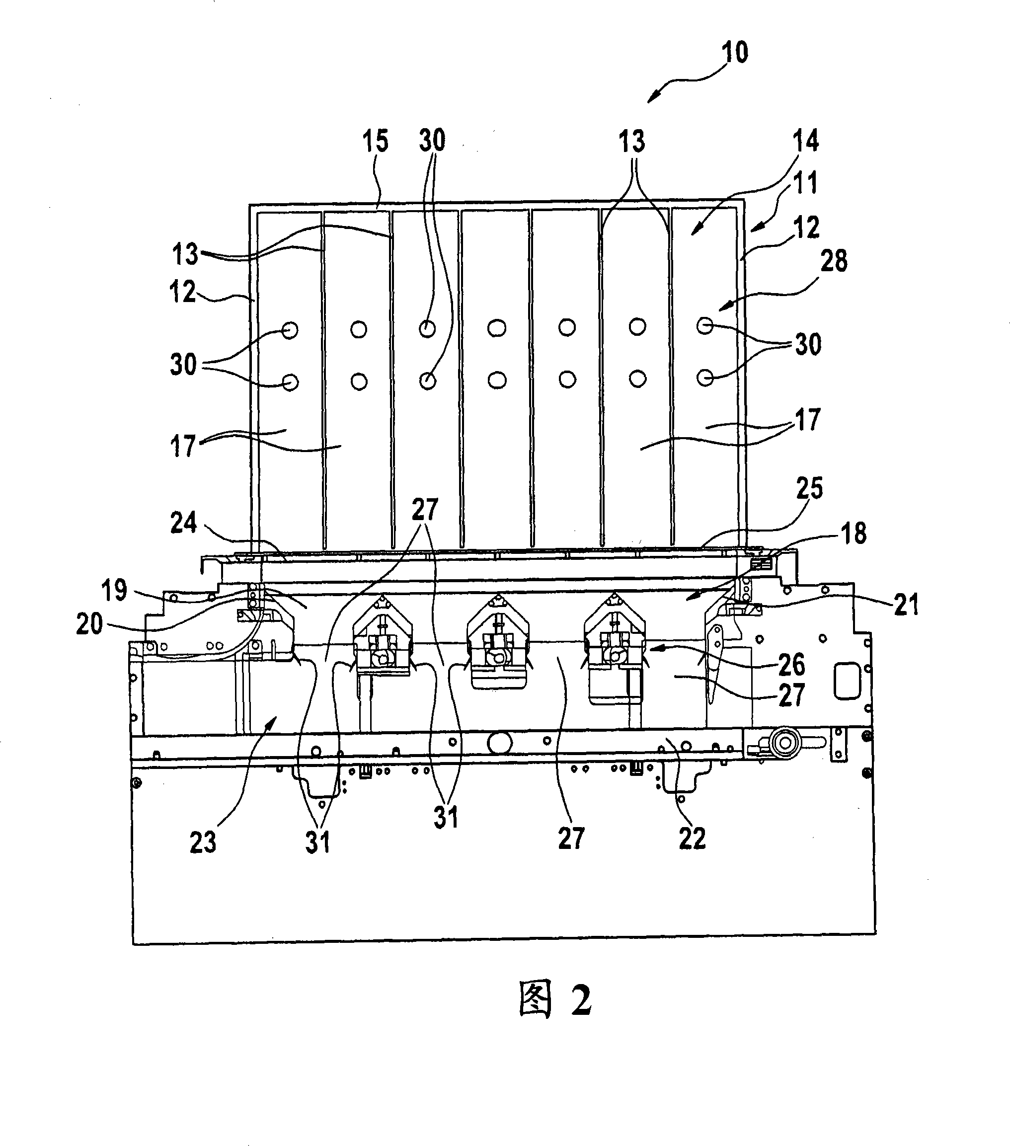 Discharge hopper and method of discharing trays filled with rod-shaped articles