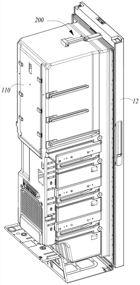 Refrigerator capable of automatically opening and closing door