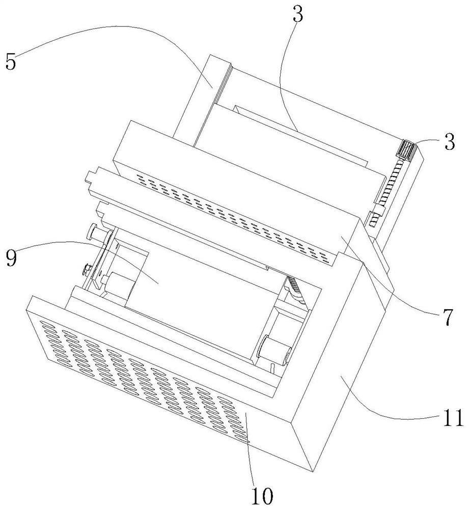 Four-head servo liquid filling machine with automatic material supplementing structure