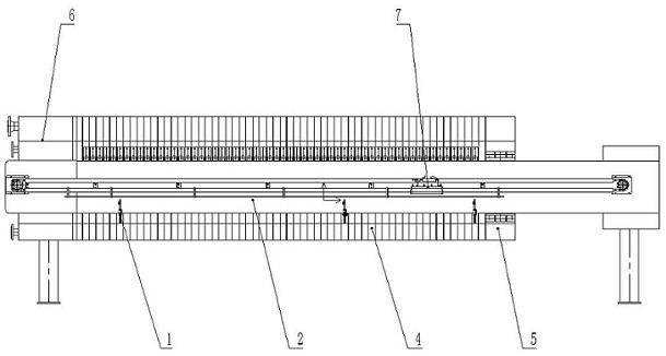 Outer span lug filter plate automatic cleaning device and corresponding automatic plate pulling and sweeping mechanism