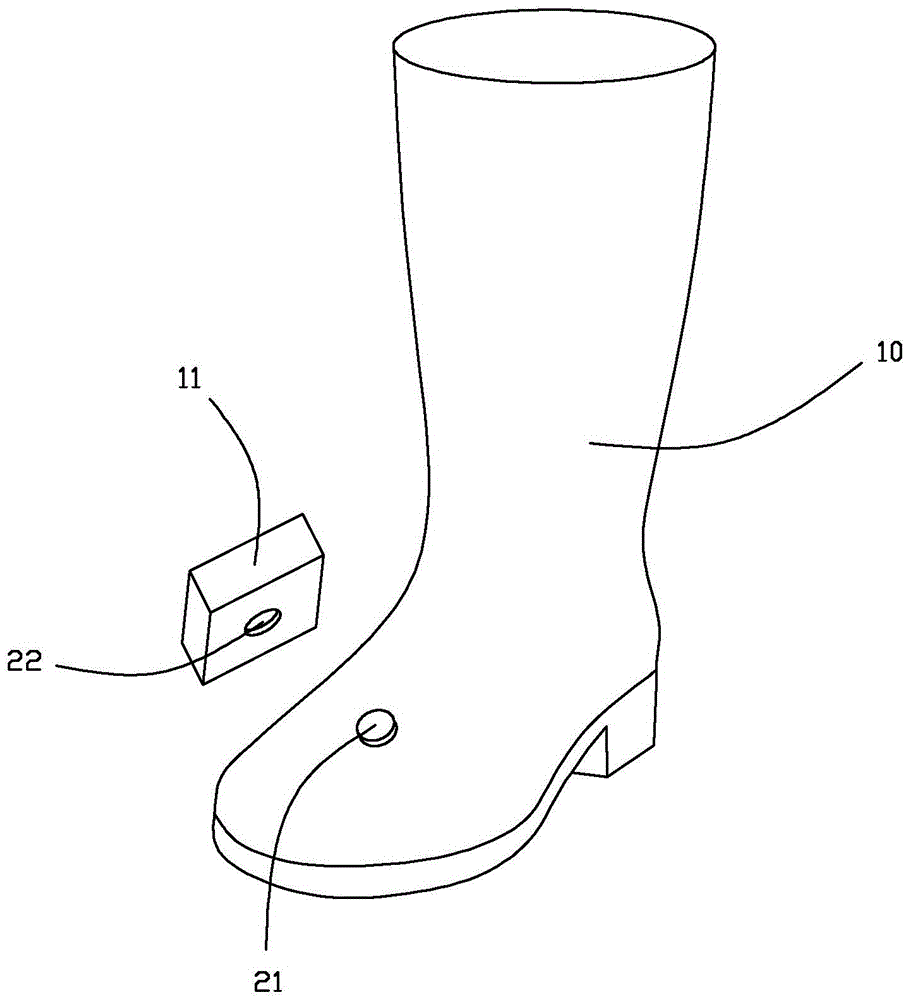 Fast-assembling insulated shoe provided with voltage induction device