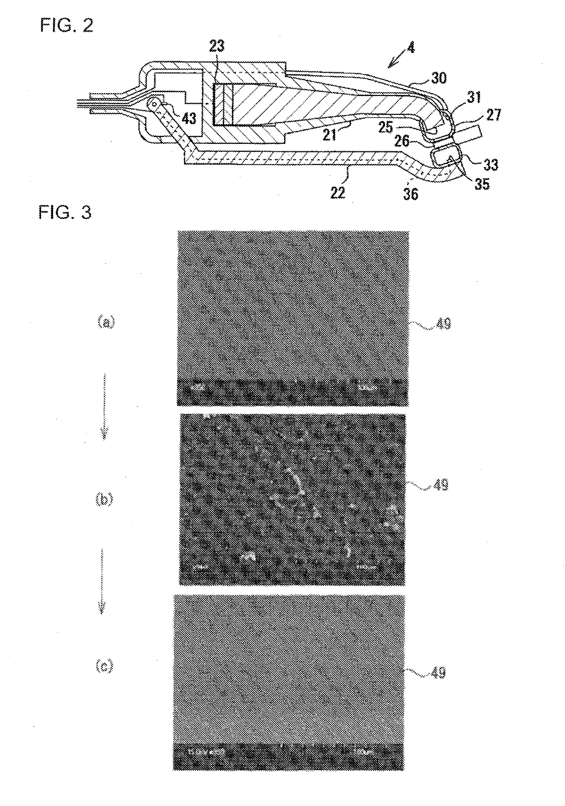 Dental ultrasonic cleaning device and method for cleaning teeth or dentures by using ultrasonic waves