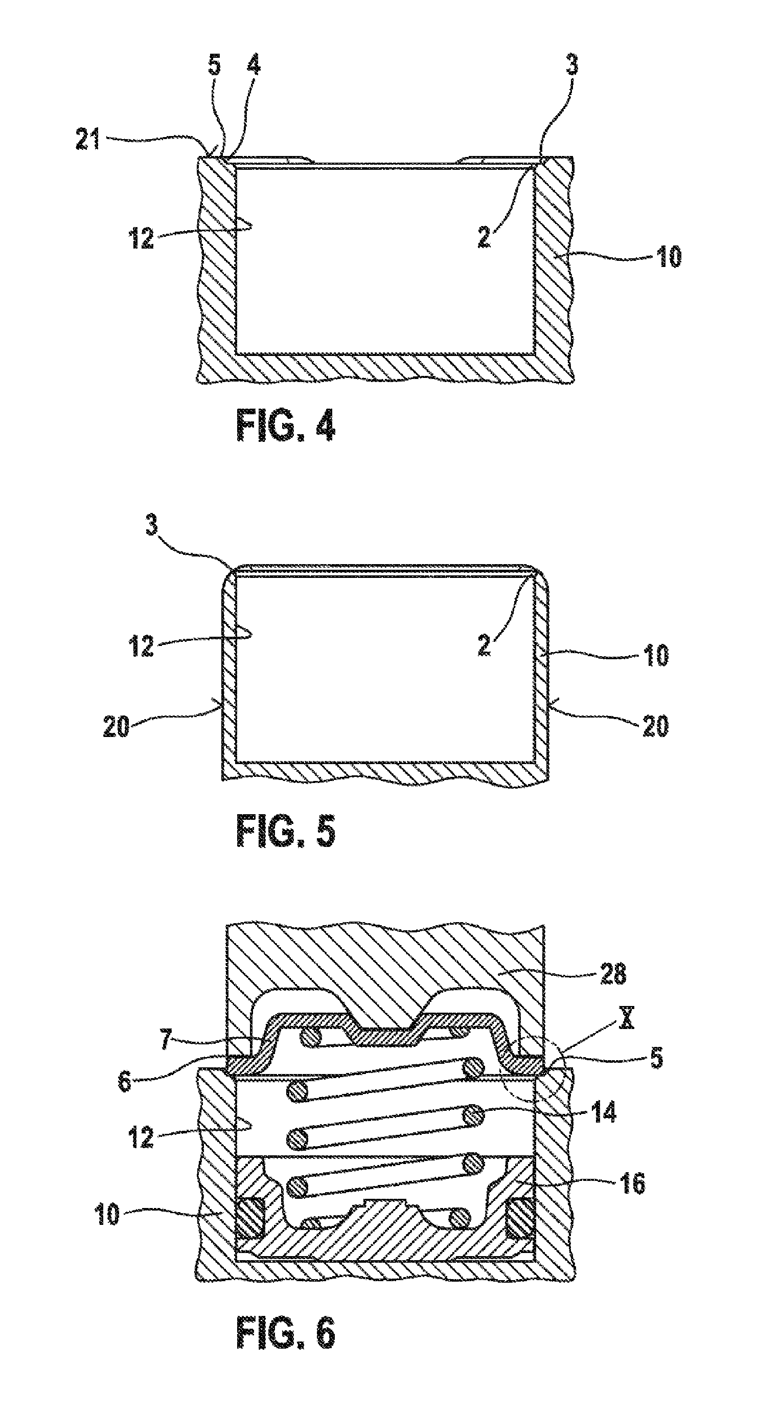 Hydraulic device, in particular low-pressure accumulator with a closure element