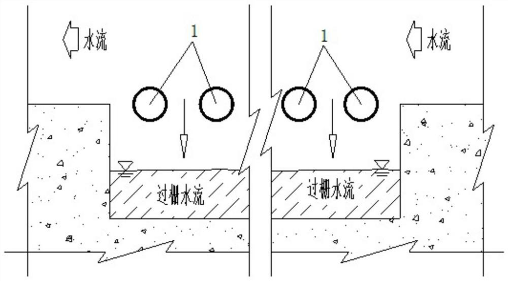 An automatic rotating anti-clogging bottom grid fence