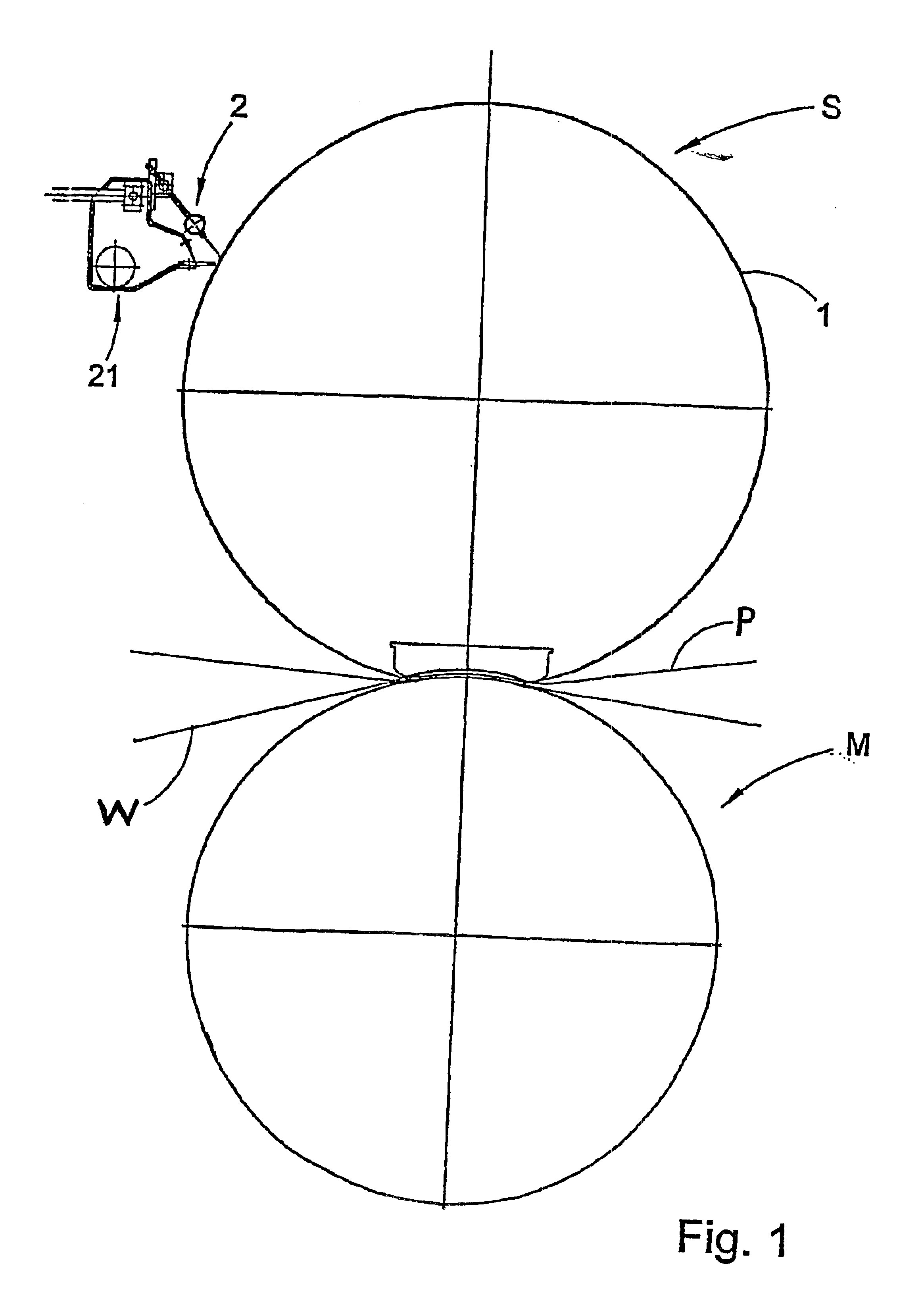 Method and a device for removing water from the surface of a roller jacket