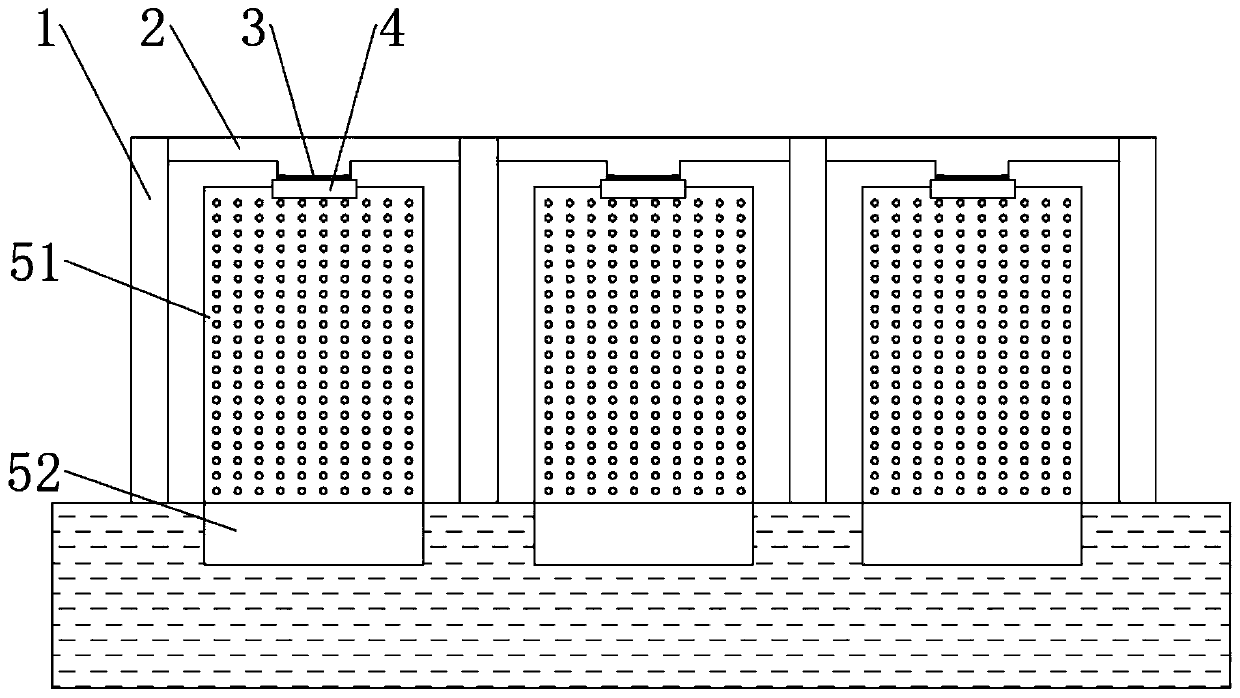 Method and device for accelerating salt-making brine evaporating by using vertical plate water absorption photo-thermal material array