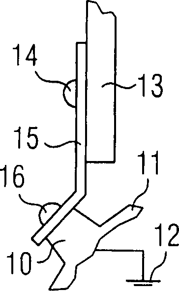 Arrangement for electrically connecting a magnesium support structure to the ground potential of a motor vehicle