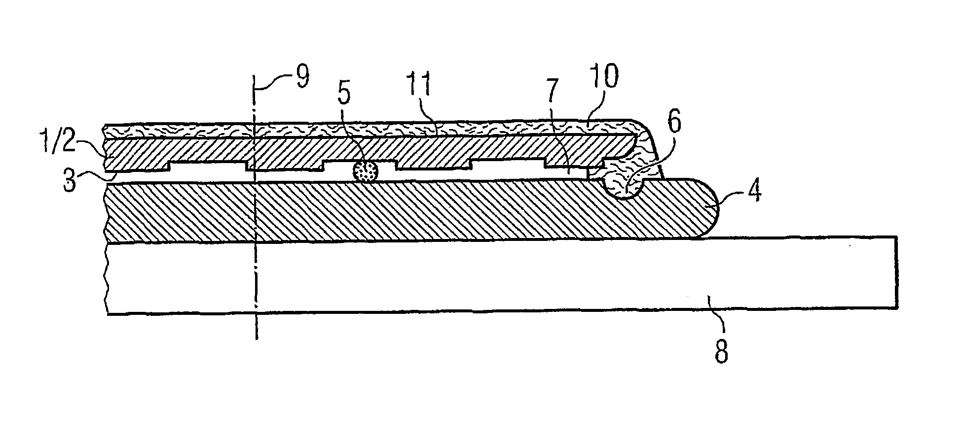 Arrangement of electronic semiconductor components on a carrier system for treating said semiconductor components with a liquid medium