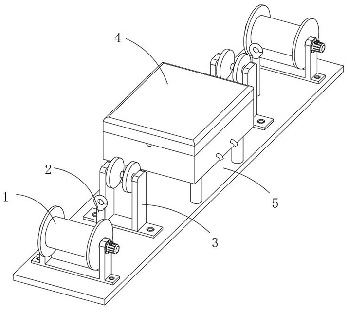 A synchronous processing device for yarn conduction and feeding