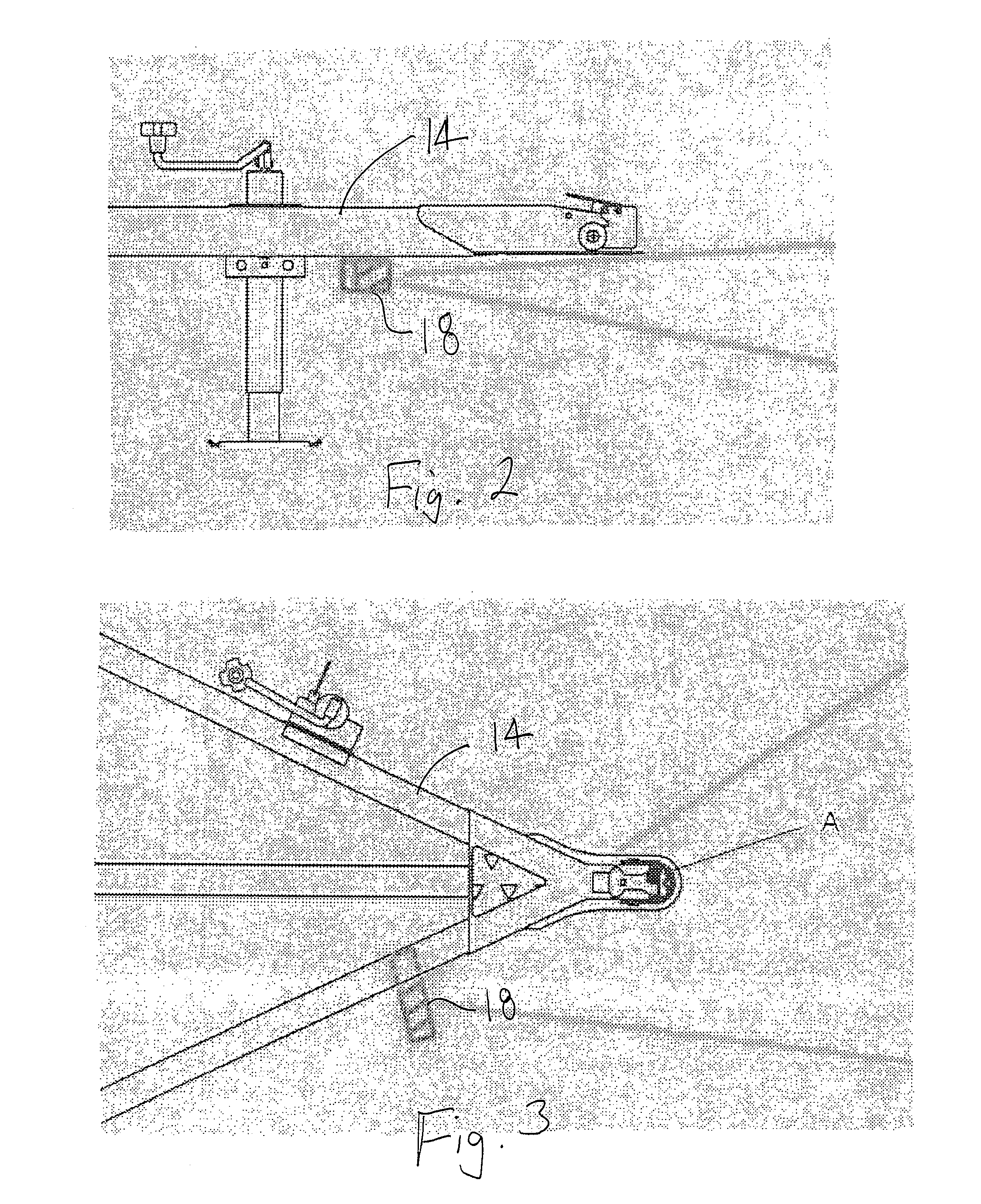 Trailer hitch alignment device and method