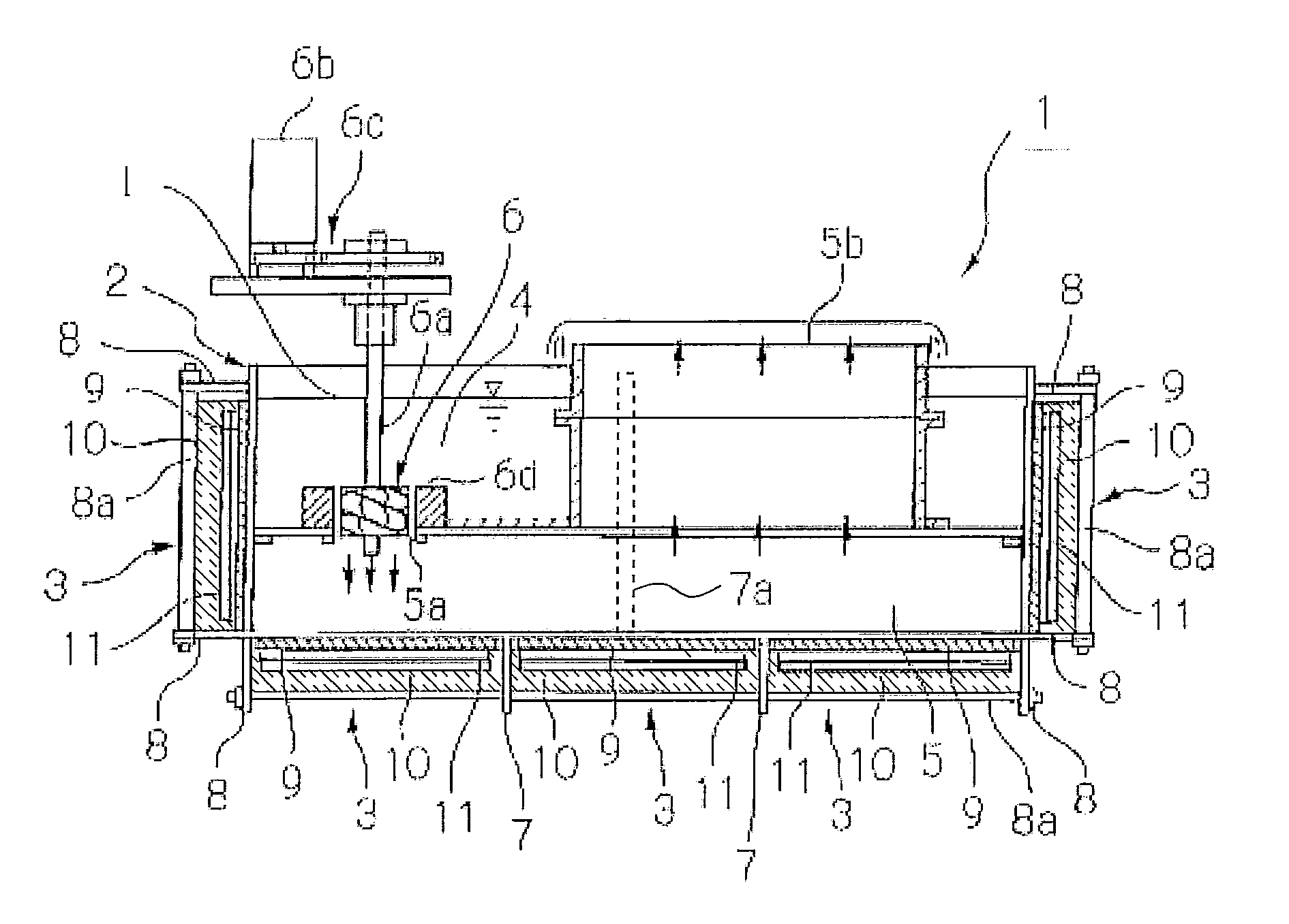 Solder bath and method of heating solder contained in the solder bath