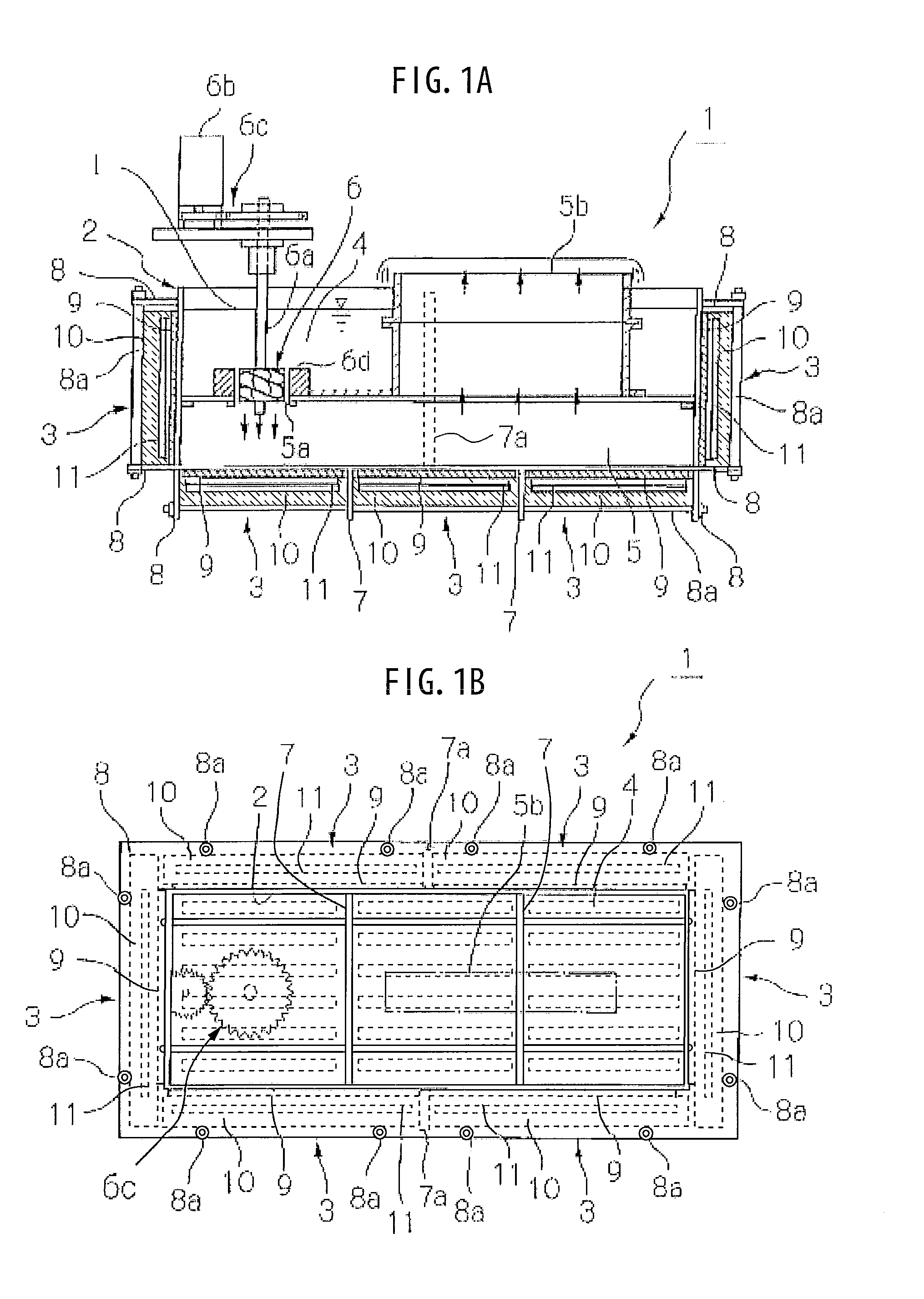 Solder bath and method of heating solder contained in the solder bath
