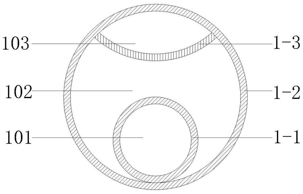 Uncoupled continuous charge structure with eccentric retaining wall and its application method