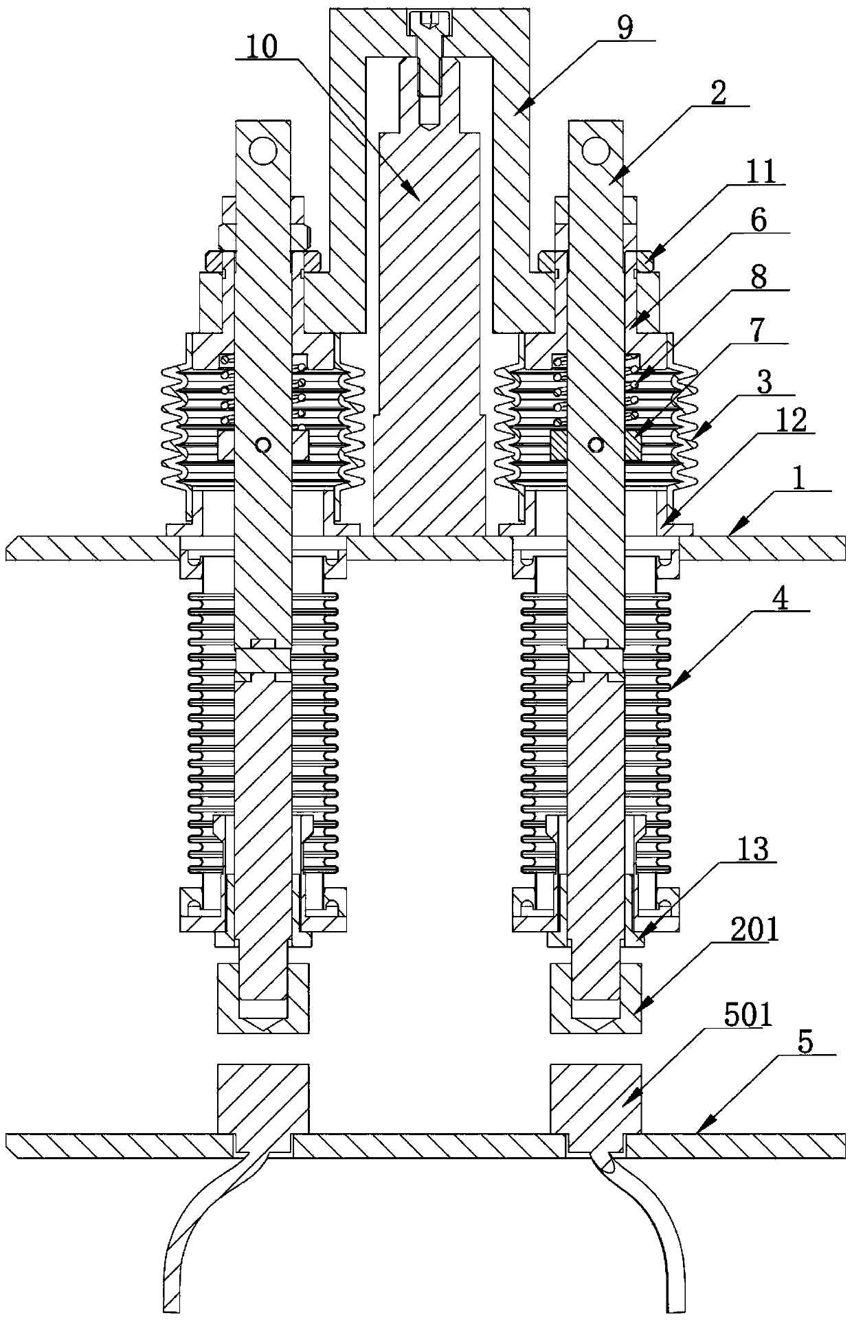 Superconducting magnet excitation automatic current lead plugging and unplugging device