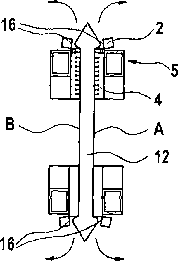 Hood packaging installation with device for producing side folds