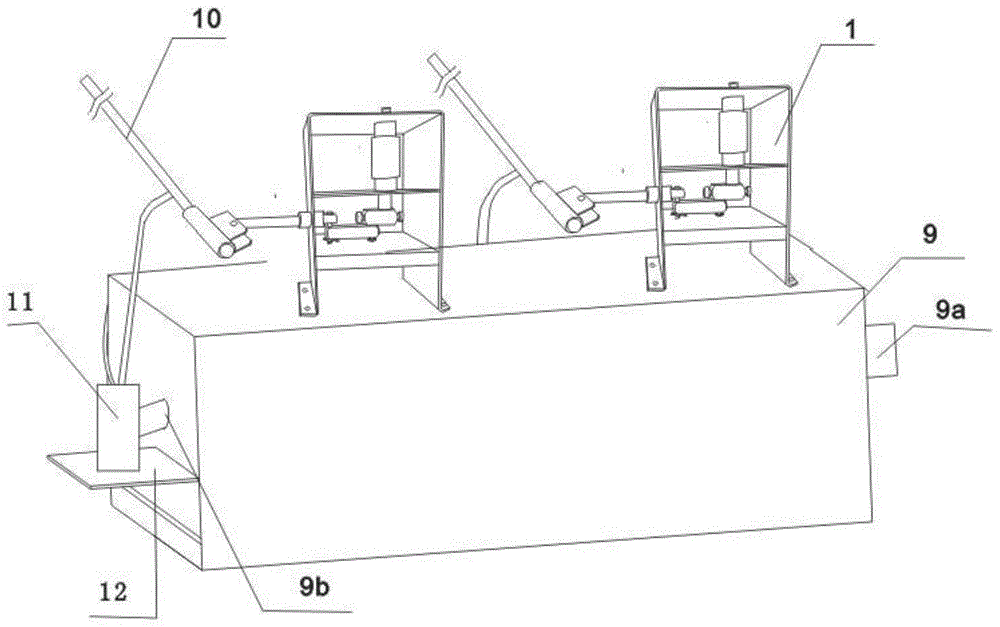 Cleaning mechanism for cleaning filtering net by left-right swinging on solid-liquid separator
