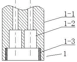 Pipe connecting and sealing device used in small space