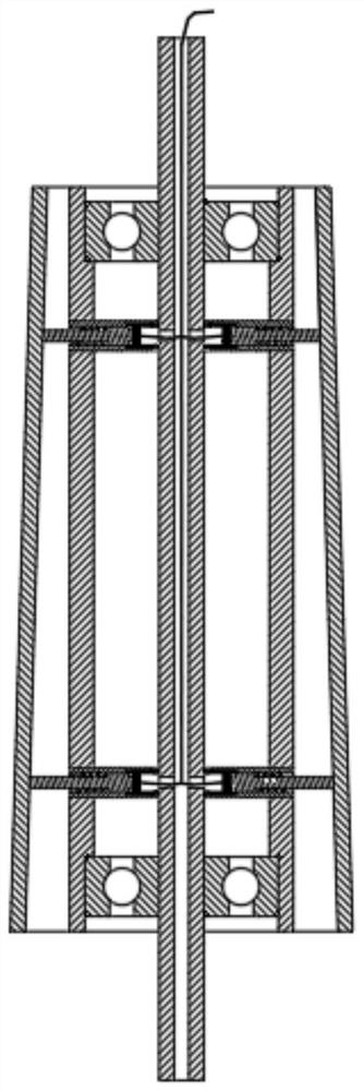 Deformable roller passing structure capable of automatically adjusting tension of pole piece