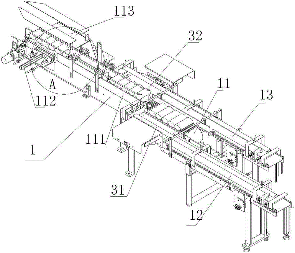 Material arranging and conveying device of flat roll packaging machine