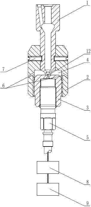 Pressure measuring device comprising oil spraying nozzle with pressure chamber