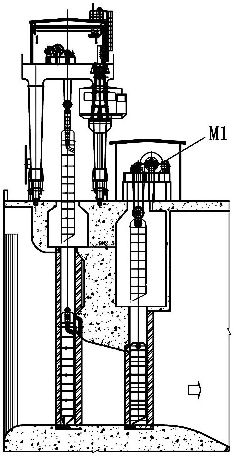 Down-the-hole service gate arrangement structure operated by double-lifting-point inverted hanging type hydraulic hoist
