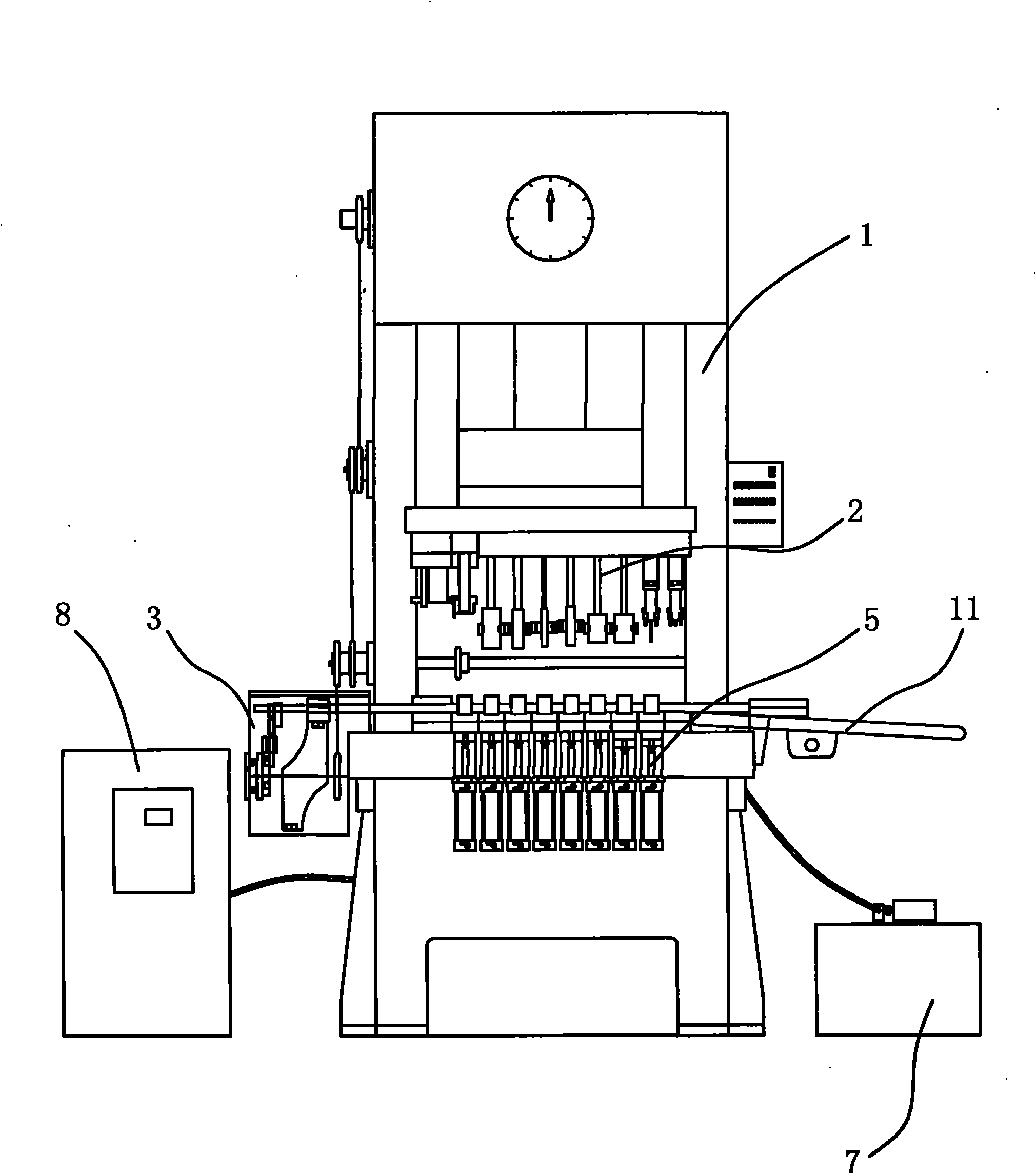 Material returning system applicable in multi-station automatic stretching and punching device