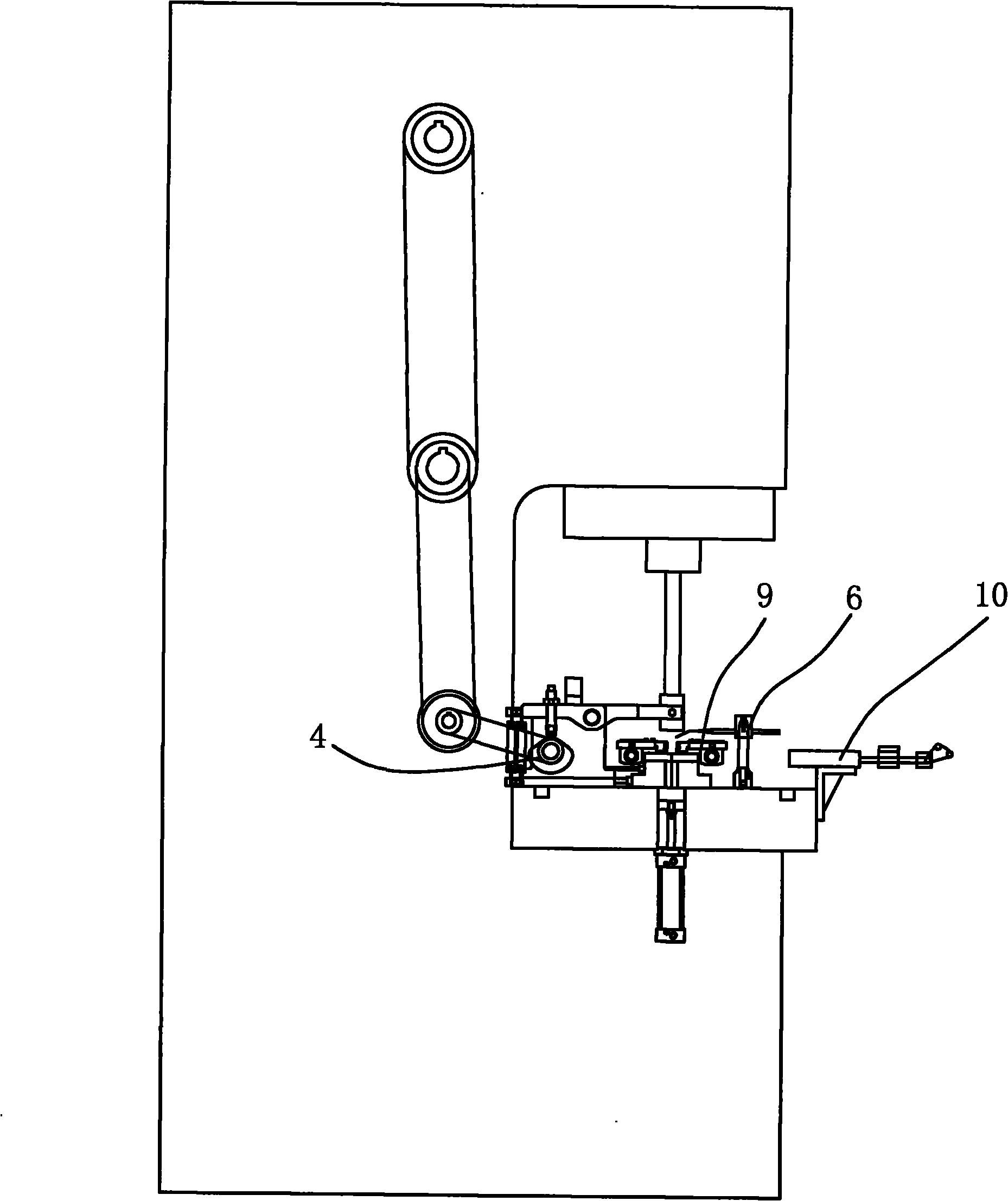 Material returning system applicable in multi-station automatic stretching and punching device