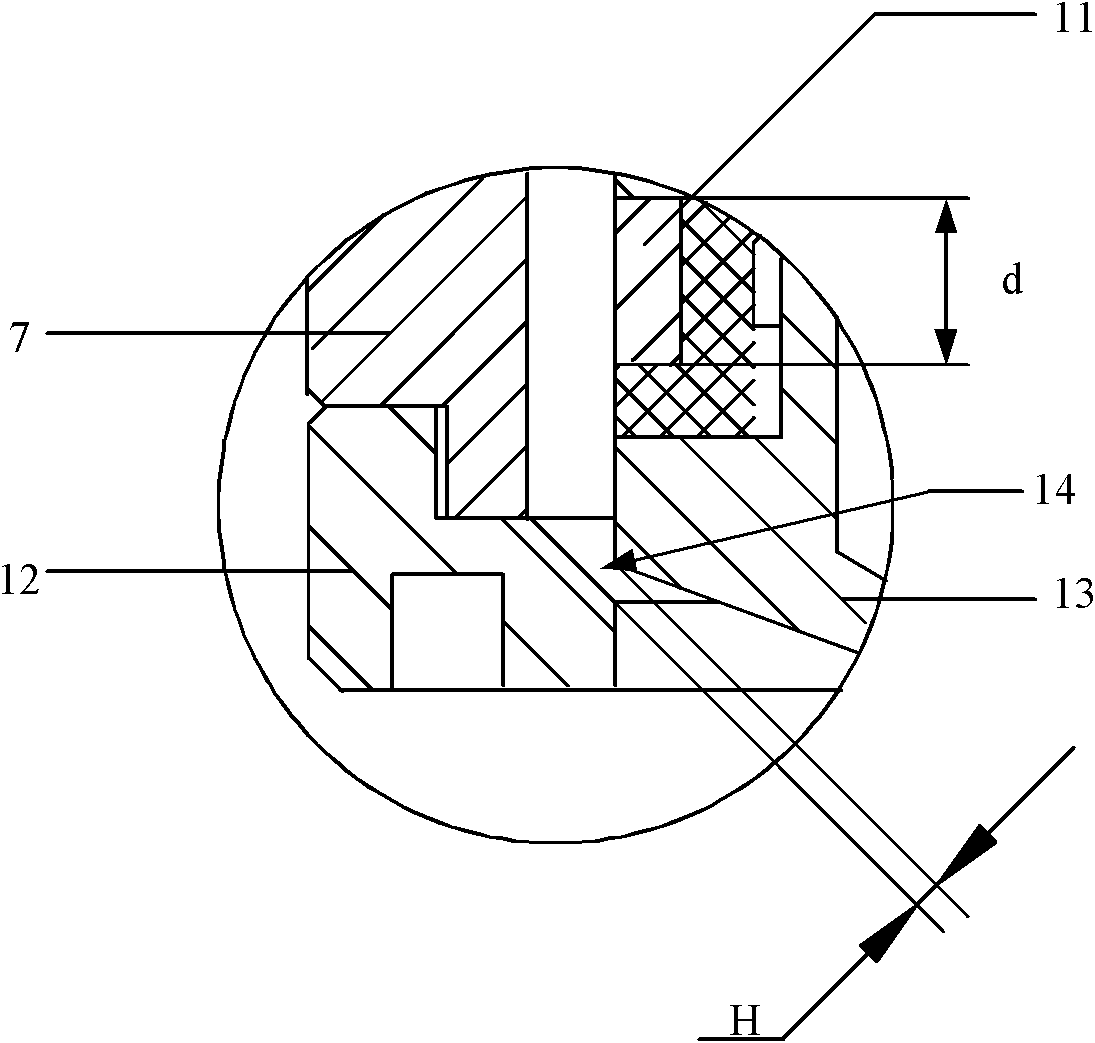 Head injector of low-thrust engine for electric discharge and ignition by utilizing nozzle clearance