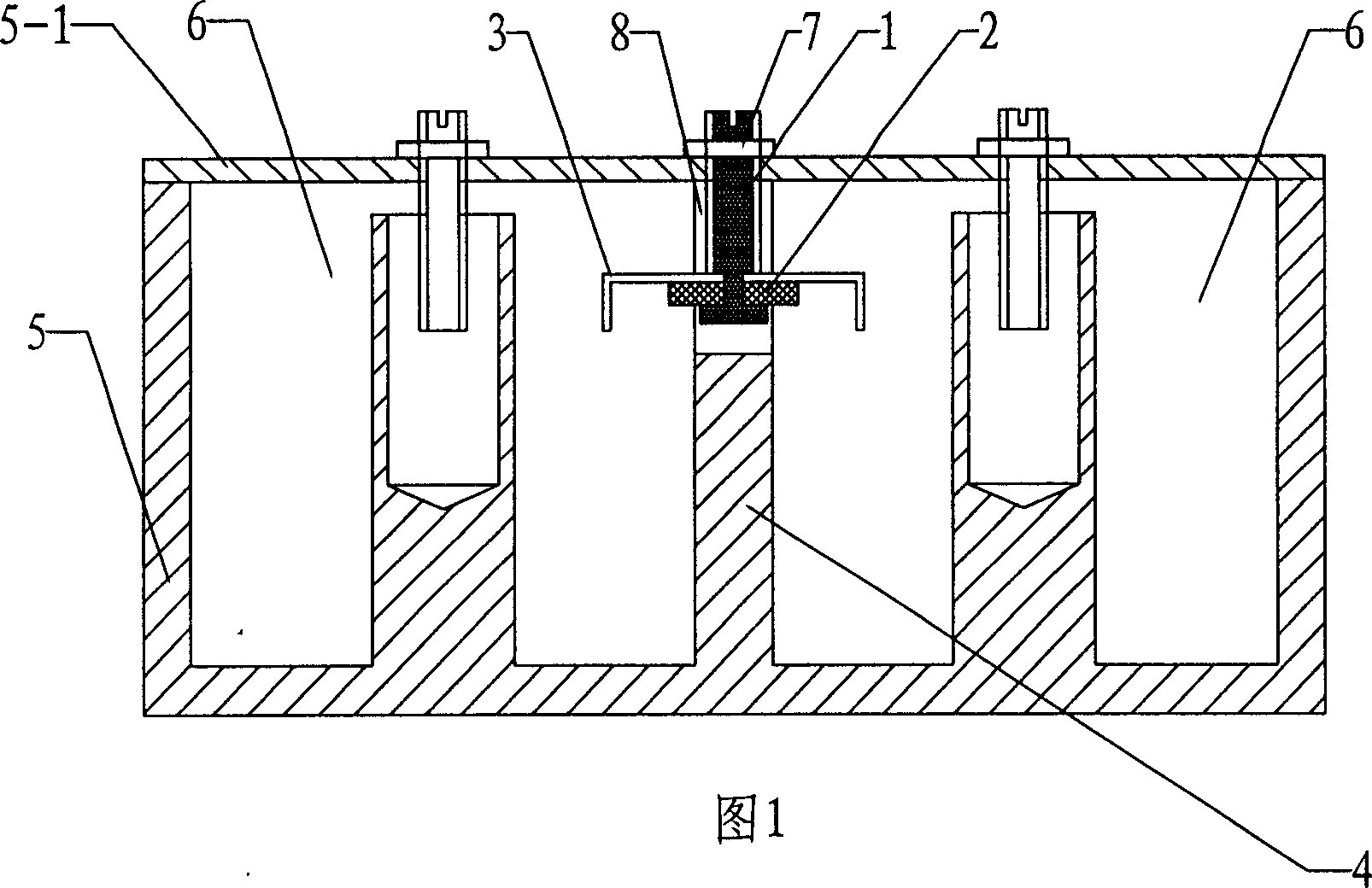Cavity filter with adjustable capacitive coupling structure