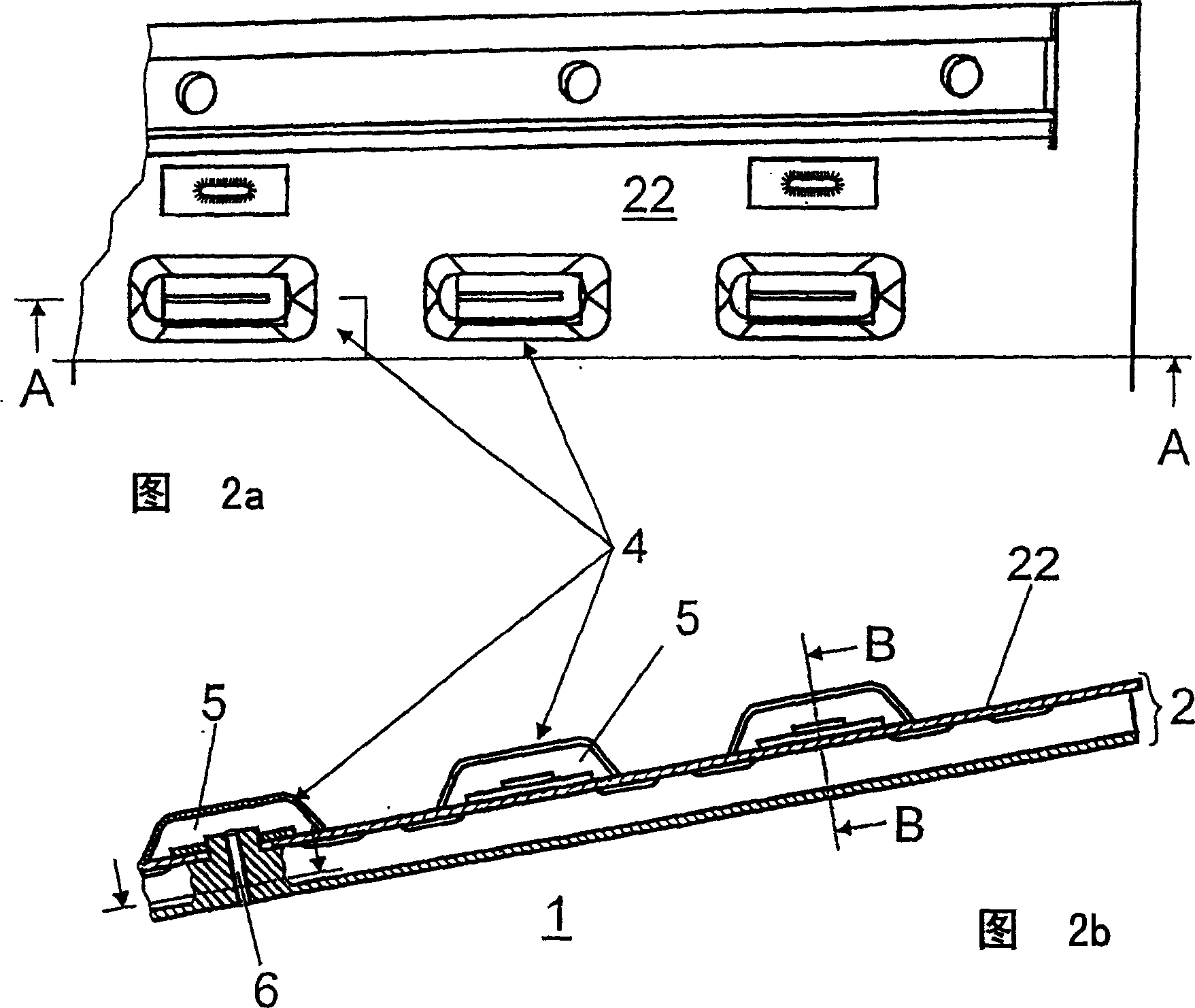 Damping arrangement for reducing combustion chamber pulsations in a gas turbine system