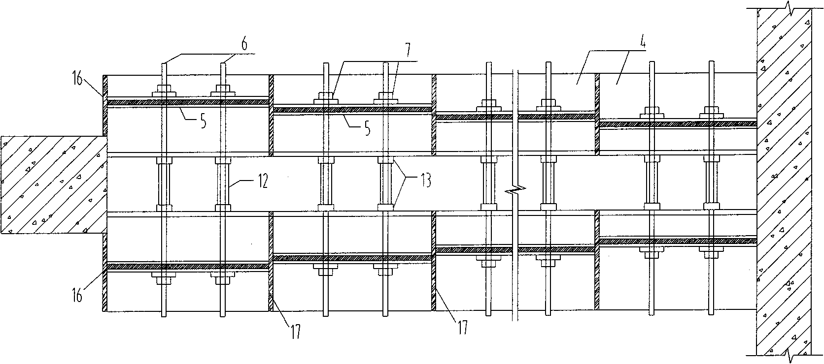 Compaction forming construction method of concrete poured on the base of structure and device thereof
