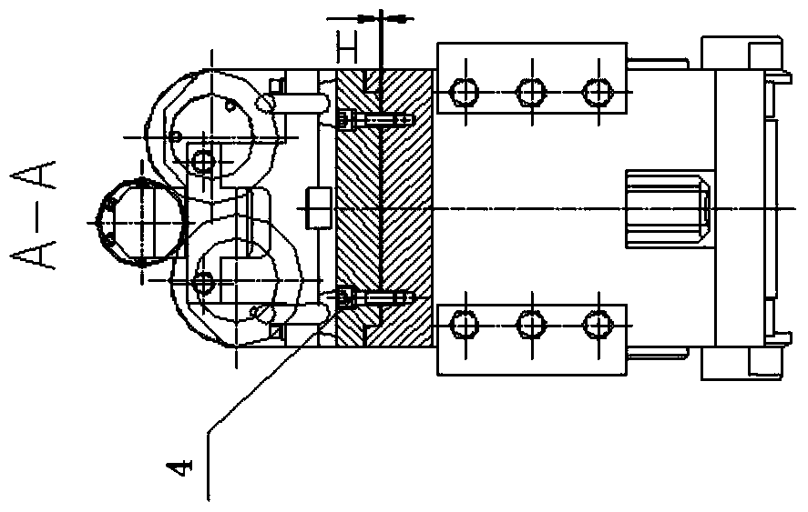 A self-adaptive working roll box of a tension leveling scale breaker