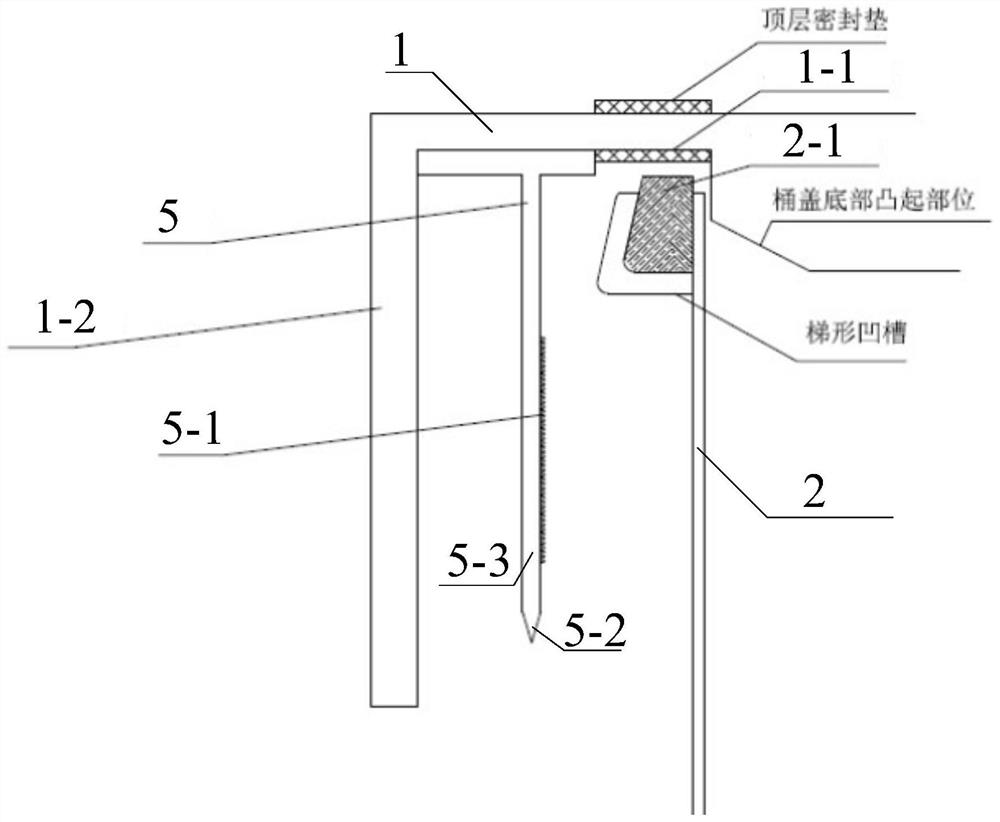 Self-pressing sealing structure and dangerous solid waste storage container