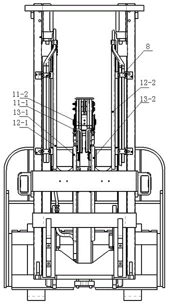 The hydraulic pipeline system of the attachment based on the secondary mast structure of the forklift