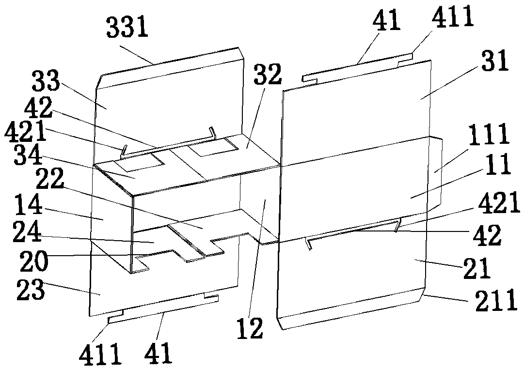 Self-buckling packing carton