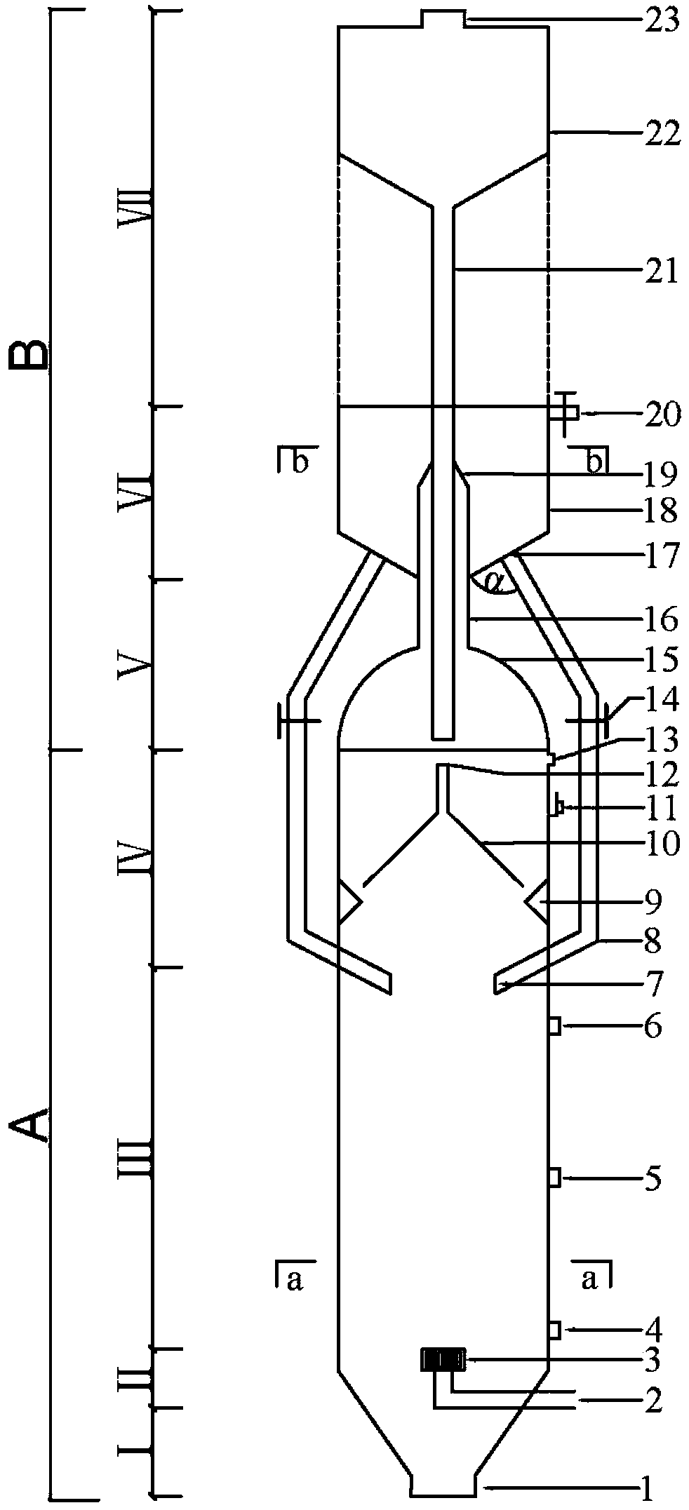 A strain self-flowing type high-efficiency iron salt denitrification reaction device and method thereof